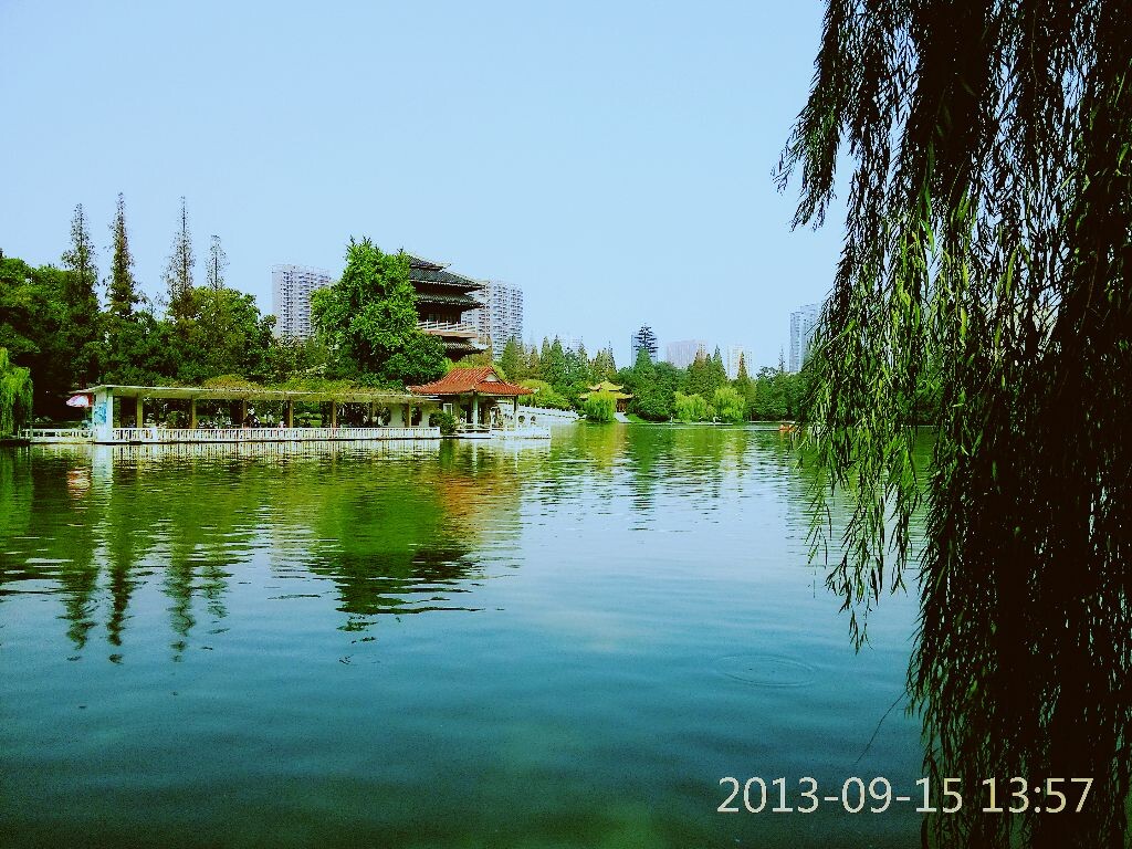 湖之色，树之绿叶，人之心，天之蓝蓝。