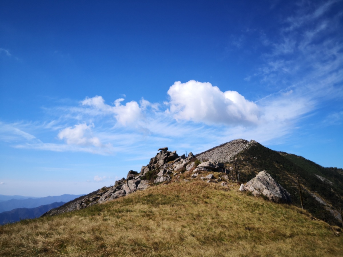 高山-蓝天-白云
