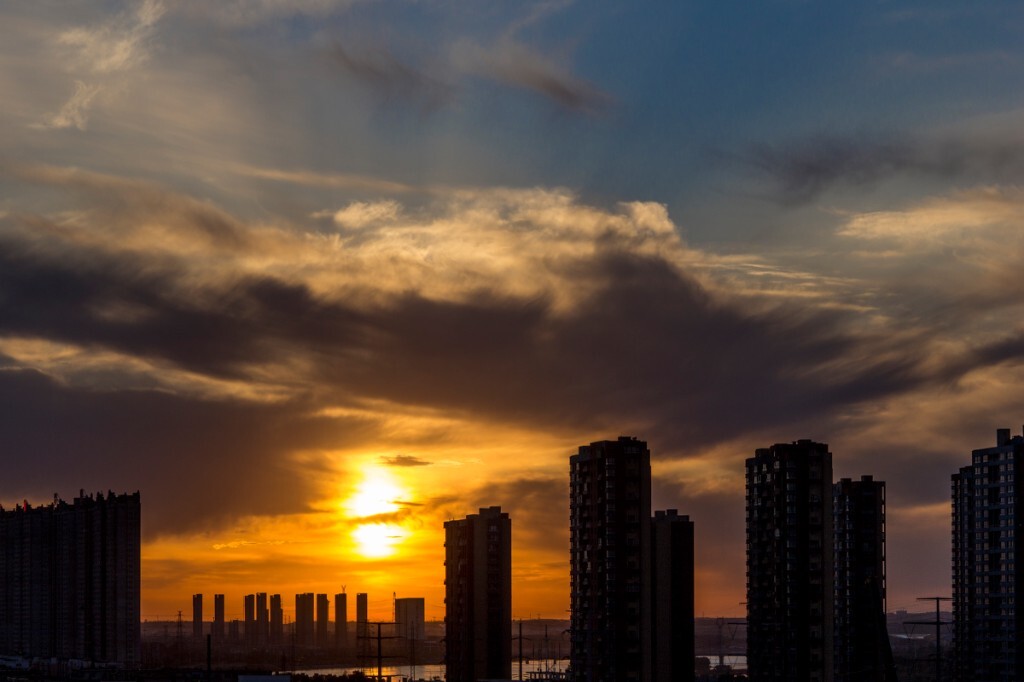 夕阳下云彩，每时每刻都在不停的变化，让人忍不住不停的曲按下快门。