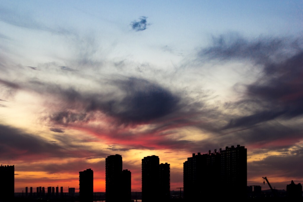 夕阳下云彩，每时每刻都在不停的变化，让人忍不住不停的曲按下快门。