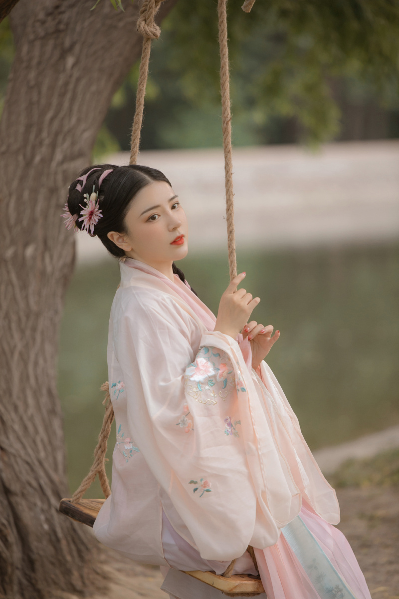 秋千蹴罢秋千起来慵整纤纤手露浓花瘦薄汗轻衣透