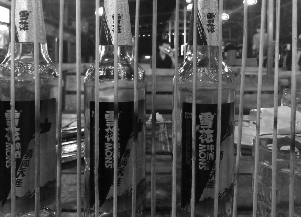 日复一日的喝酒撸串，似乎正是这钢筋水泥丛林的缩影。