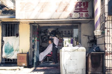 外婆楼下理发店