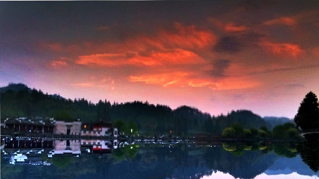 镜面一般的湖水映衬着绚丽的夕阳，静静等待着太阳钻入地平线。