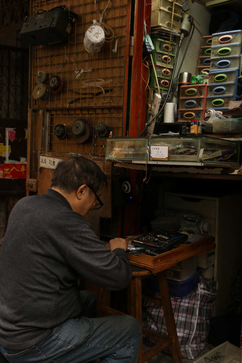 街角不到一平的角落,或许住着香港最后一个维修钢笔的匠人.