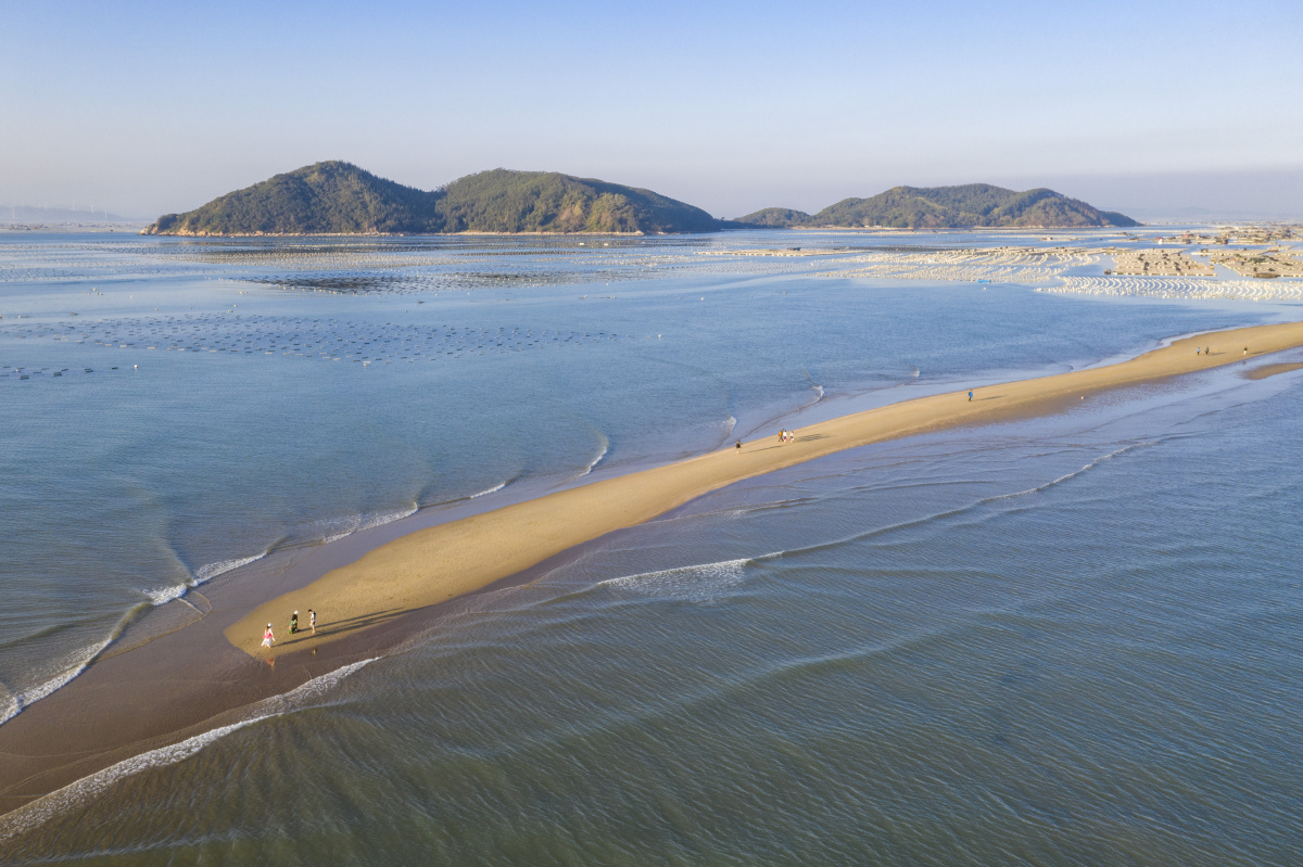 福建东山岛鱼骨沙洲每天只有落潮时才出现一会儿