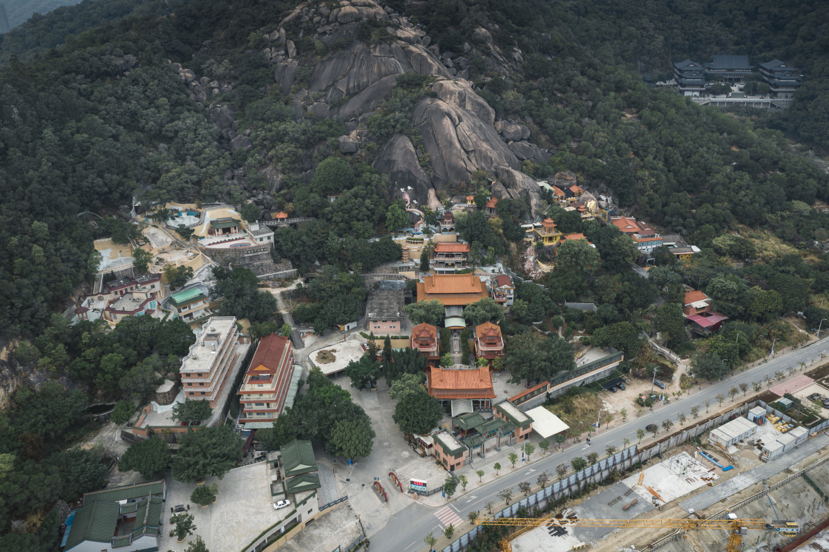 汕头大学后山龙泉岩寺庙群相传古时有一黄龙受玉帝降旨为民消除疫灾卧