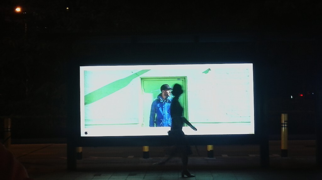 我是汽车站牌，<br />
我的生命很长，<br />
看见许多人来来往往，<br />
错过又开始，开始又错过，<br />
被人生愚弄着，<br />
唉，<br />
终究要过去不是么？