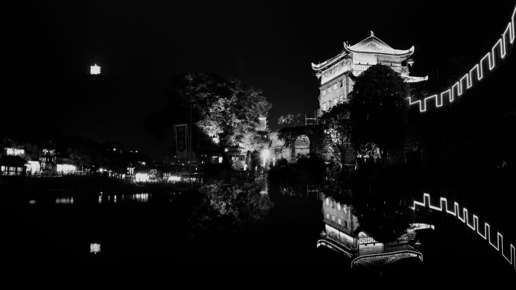 没带三脚架，放在地上。用手机的屏幕印个倒影