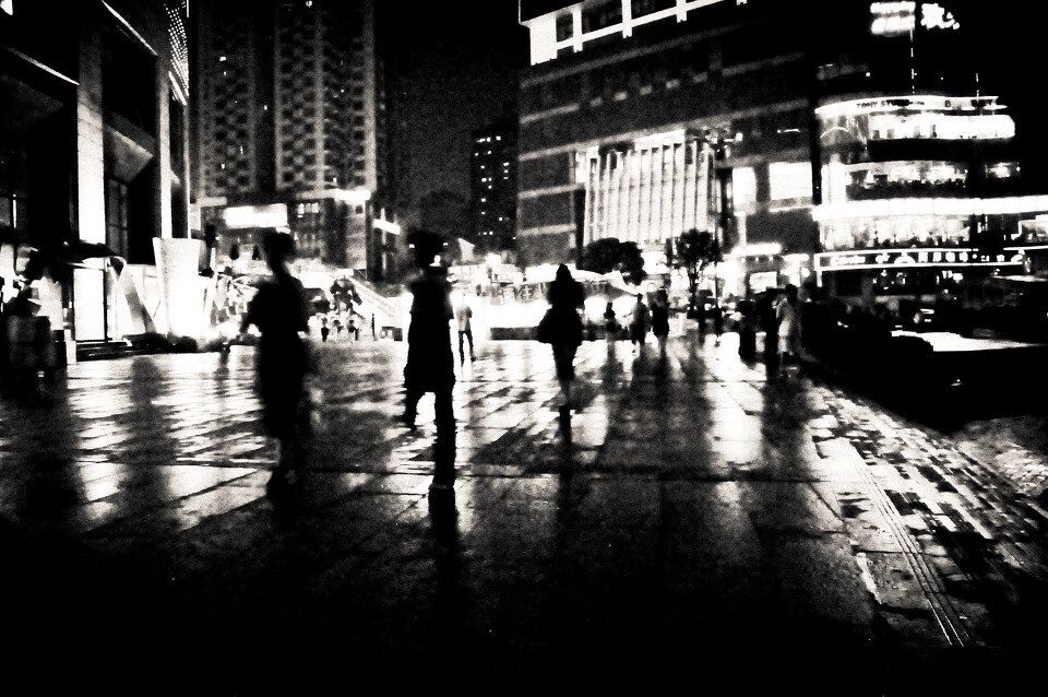 Chungking 1<br />
··和女朋友约好去街拍·结果到了那天下了雨··任然决定去··12点多·街上开始人少起来··见到路边的小混混女朋友开始害怕起来···躲进我怀里·两个女生拿着器材跟雨伞是有些不容易好像·