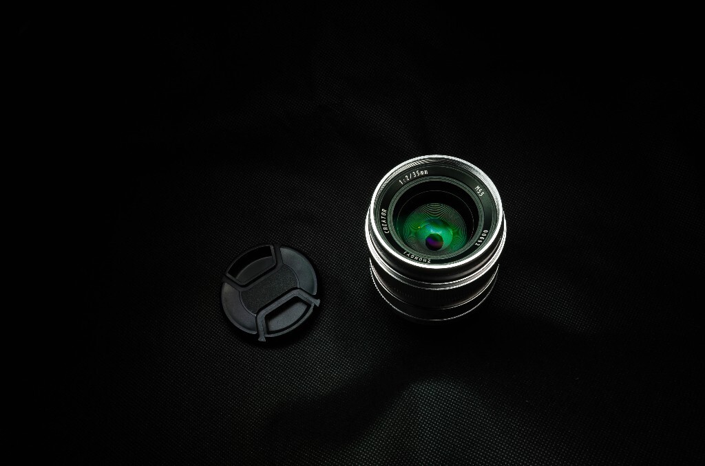 这是我的小老婆，中一光学35mm f2.0，是一枚全手动定焦头，人像小品都靠她。虽然是小老婆，但是不得不承认颜值远远超过大老婆。