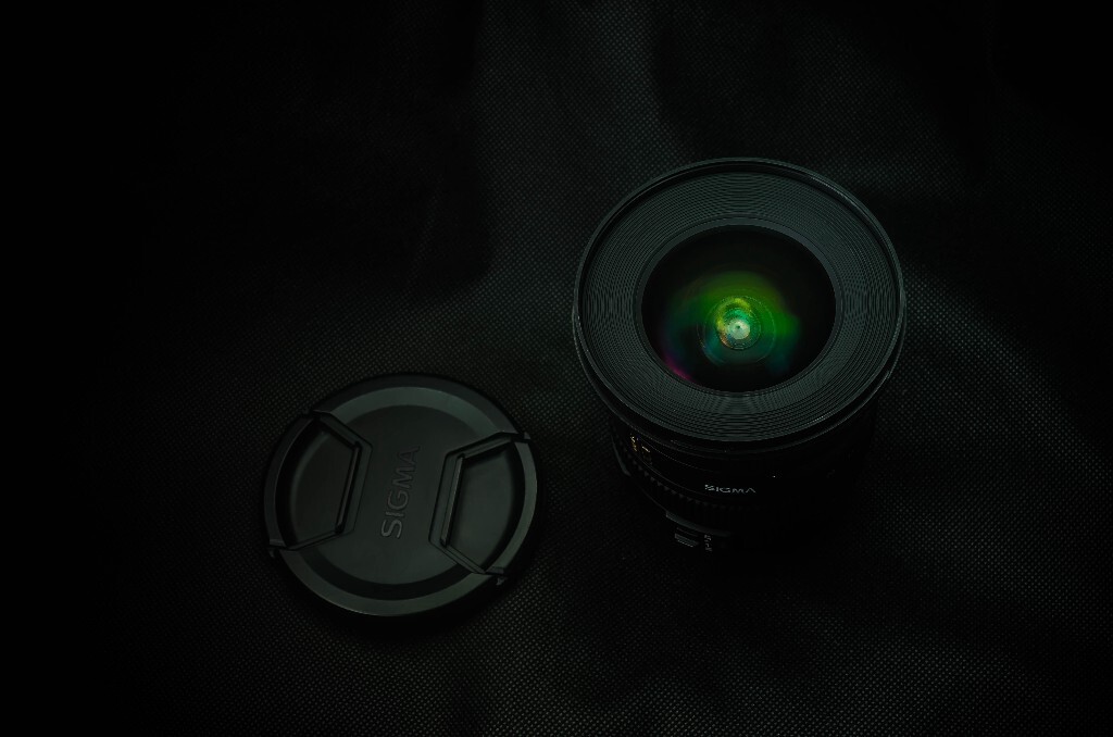 这是我的大老婆，适马10-20mm f3.5。身材粗壮，相貌一般，但是娶她回来花了大价钱。作为一个风光狗自居的渣渣，大老婆实的地位还是高过小老婆。