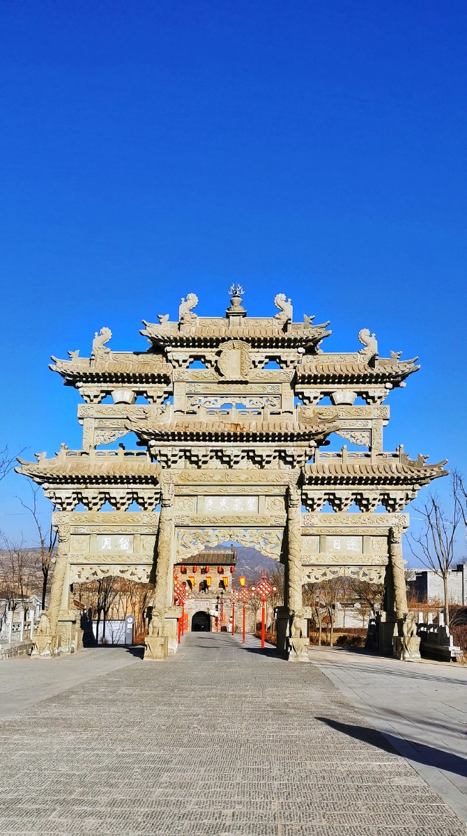 山西太原青龙古镇大门前的牌楼