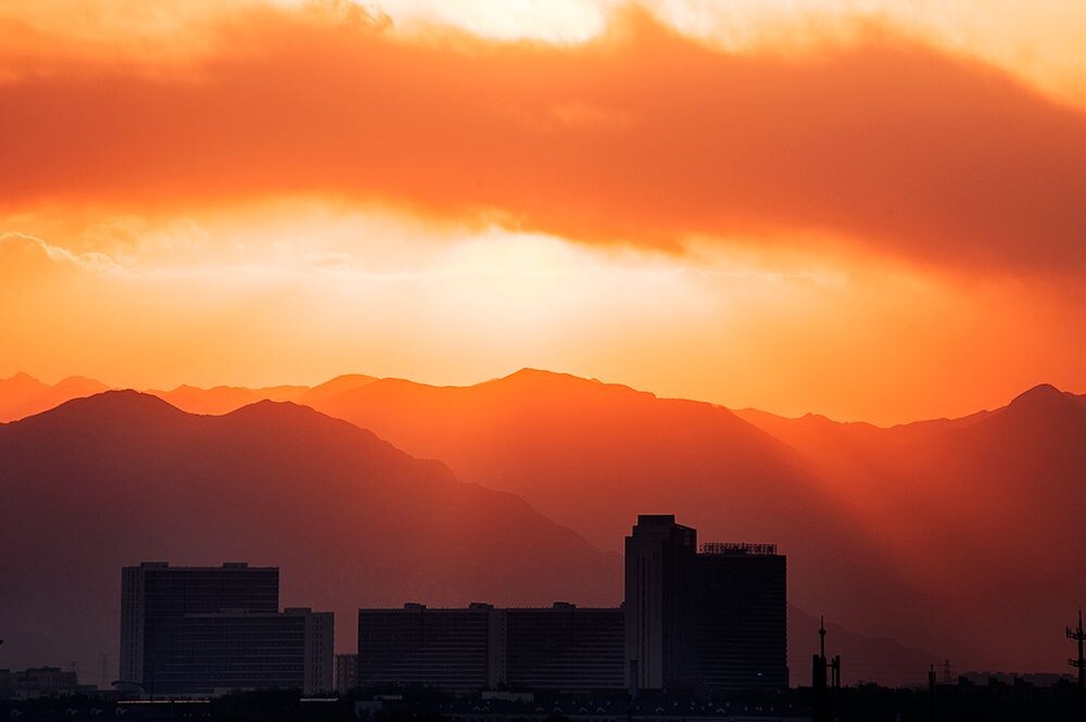 站在天台上看夕阳，看着暖暖的霞光铺下来，享受大自然的美丽