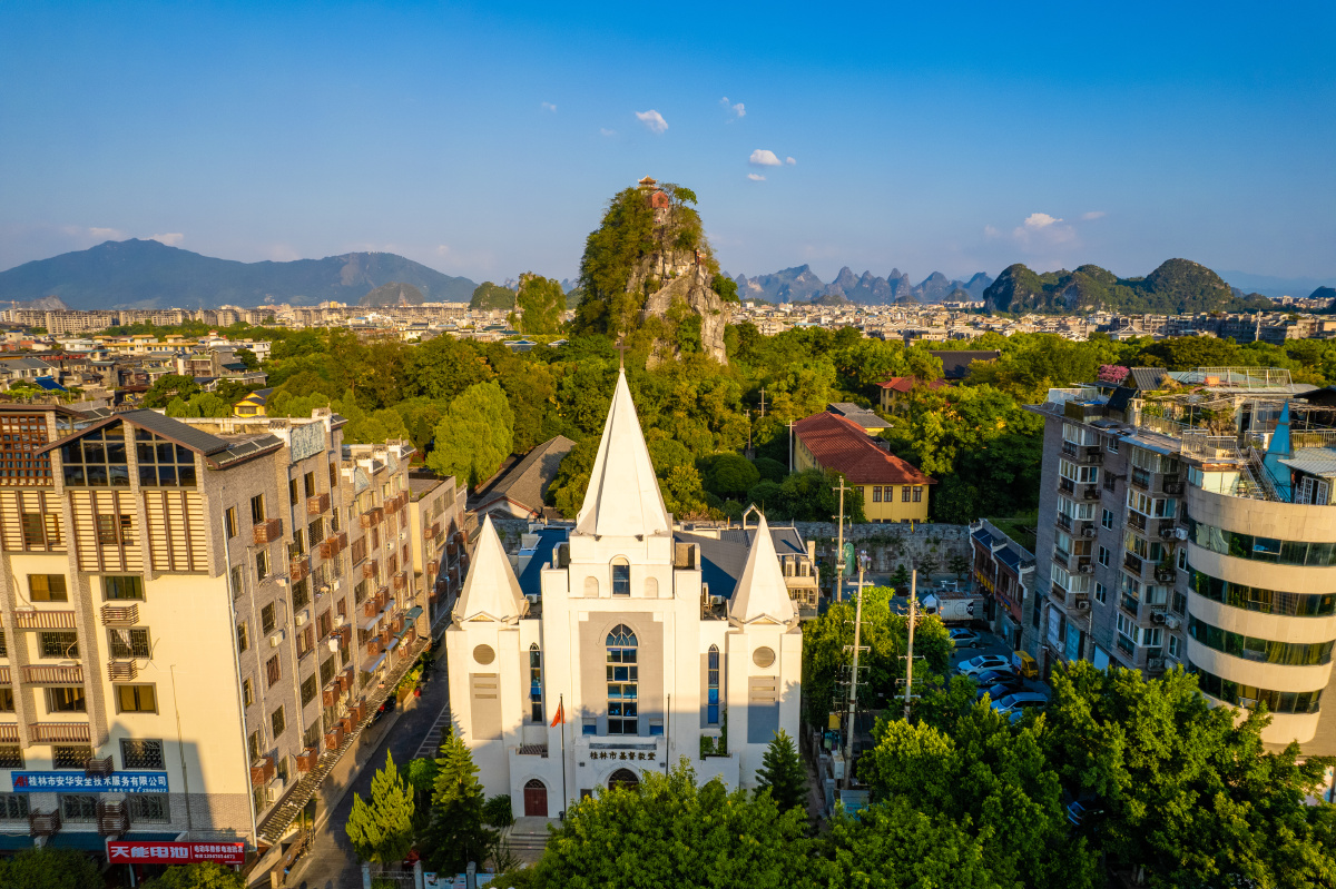 独秀峰下的桂林市基督教堂
