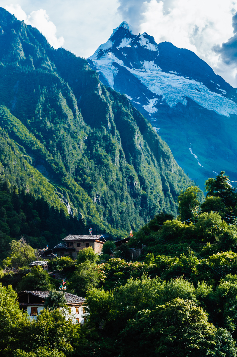 雪山下的村庄