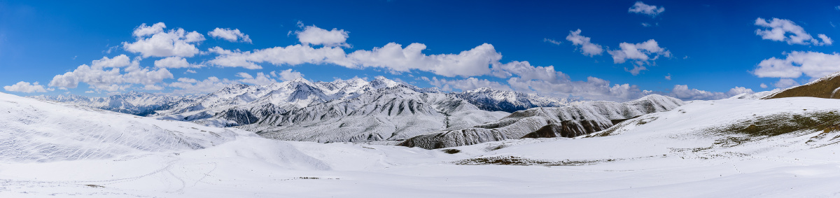 雪中连绵不绝的新疆天山