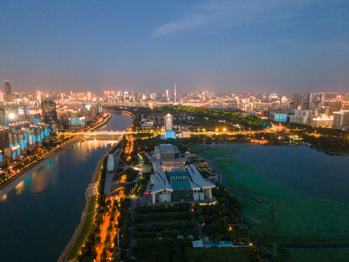 航拍夜色下的武汉月湖桥