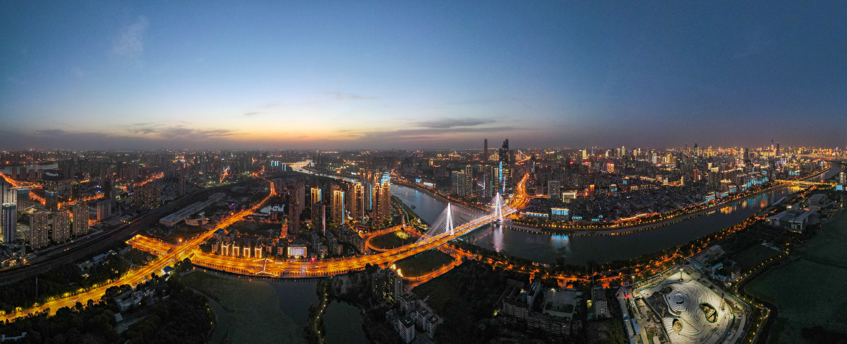 航拍夜色下的武汉月湖桥