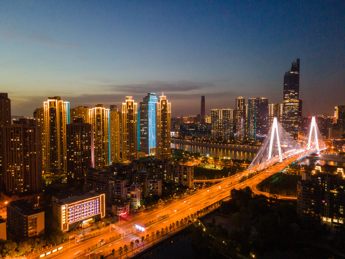 航拍夜色下的武汉月湖桥