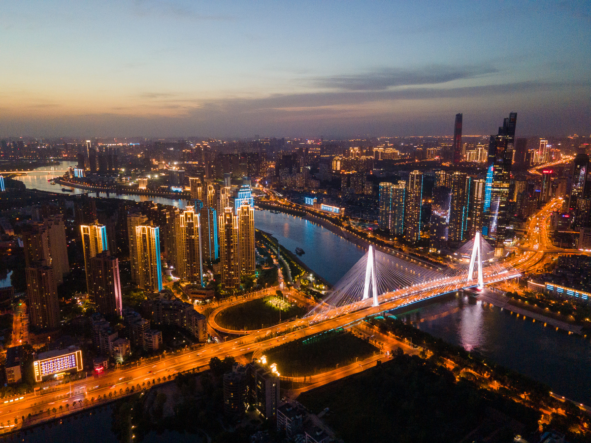 航拍夜色下的武汉月湖桥