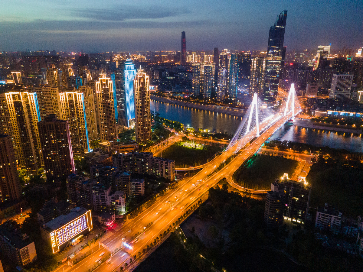 航拍夜色下的武汉月湖桥