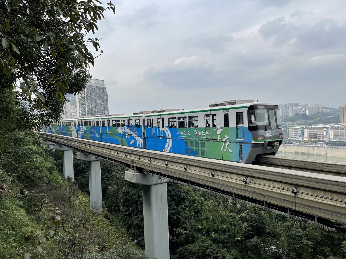 重庆佛图关轻轨掠过 - 未见花 - 图虫