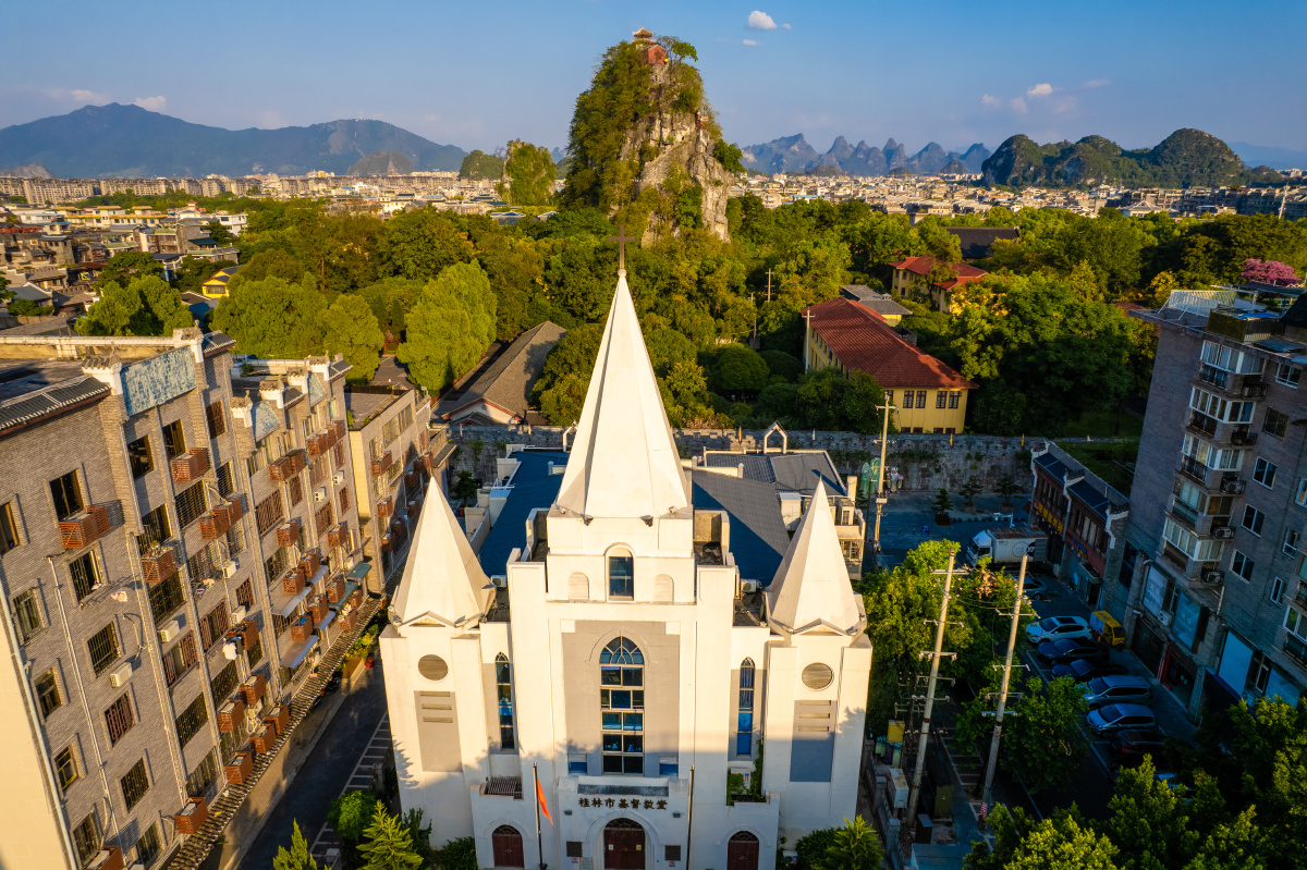 独秀峰下的桂林市基督教堂
