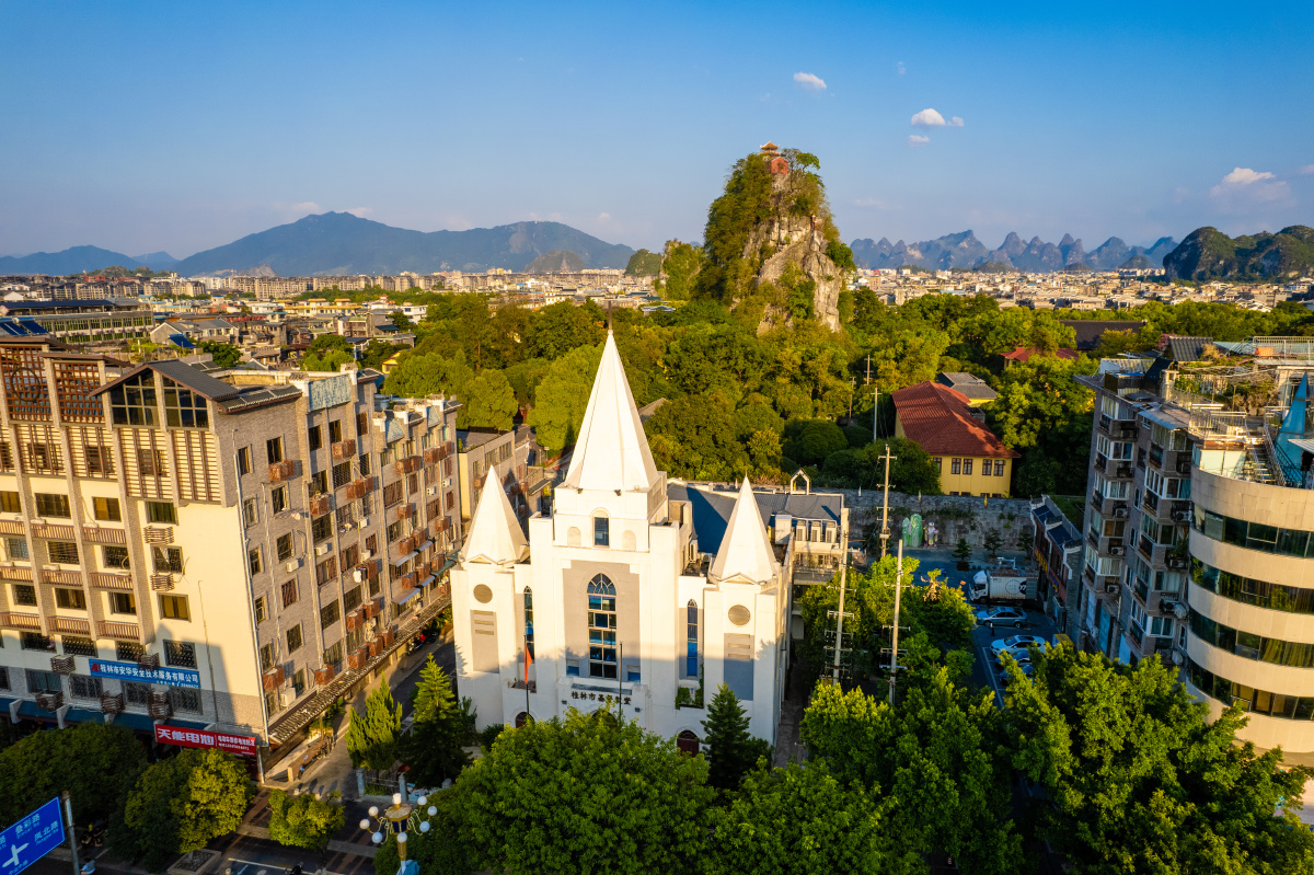 独秀峰下的桂林市基督教堂