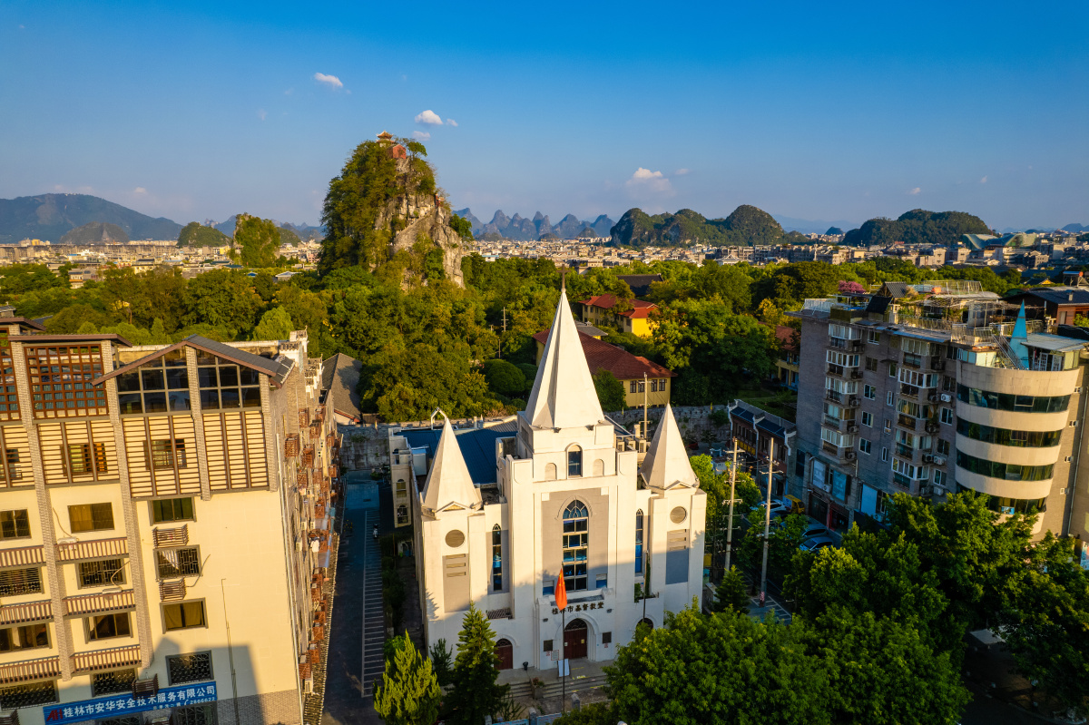 独秀峰下的桂林市基督教堂
