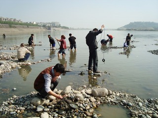 2.不管男女老少，大家怀揣发财美梦，拿着各种各样的工具，往河边涌去。