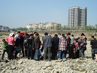 6.一旦有人挖到东西，大家便一拥而上进行围观。