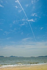 一枚導彈飛過海的上空
