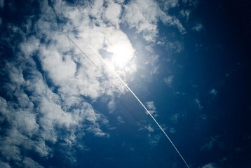 一枚導彈飛過海的上空