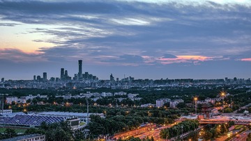 他在外面，我在裏面。。
