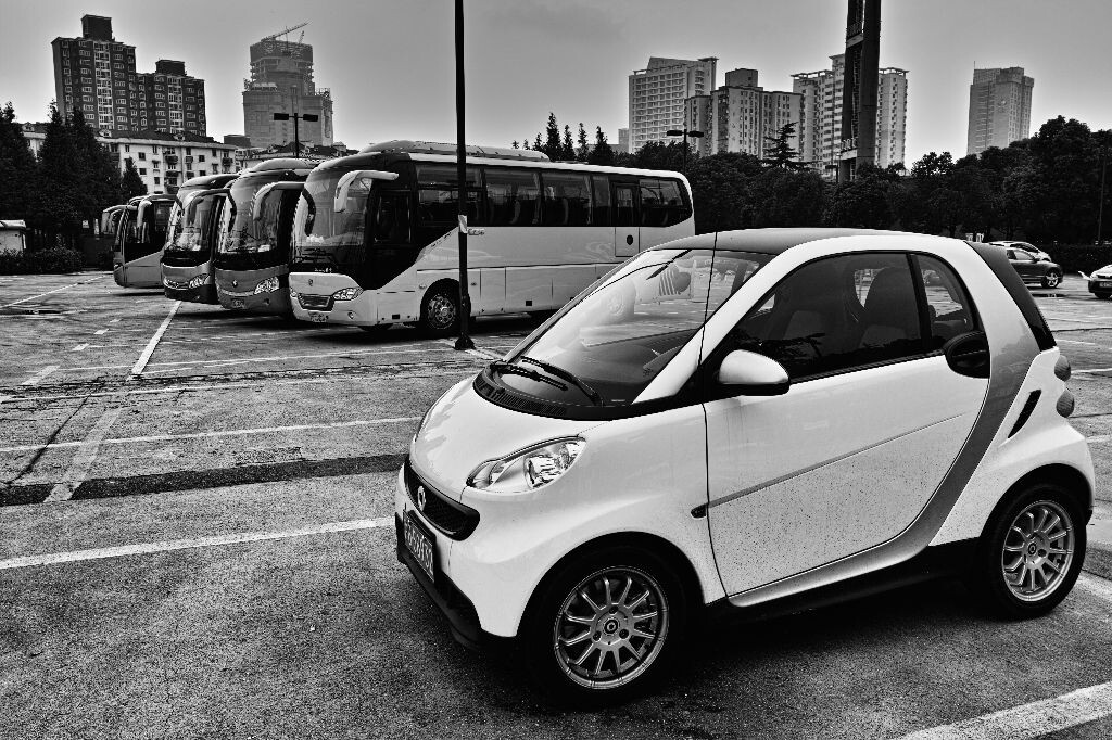 小smart居然停在大巴专用停车位。。。