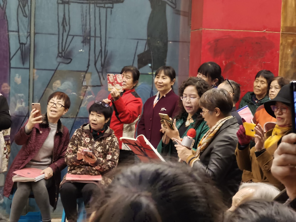 唱歌的阿姨202011西安东仪路华润万家华为手机拍摄