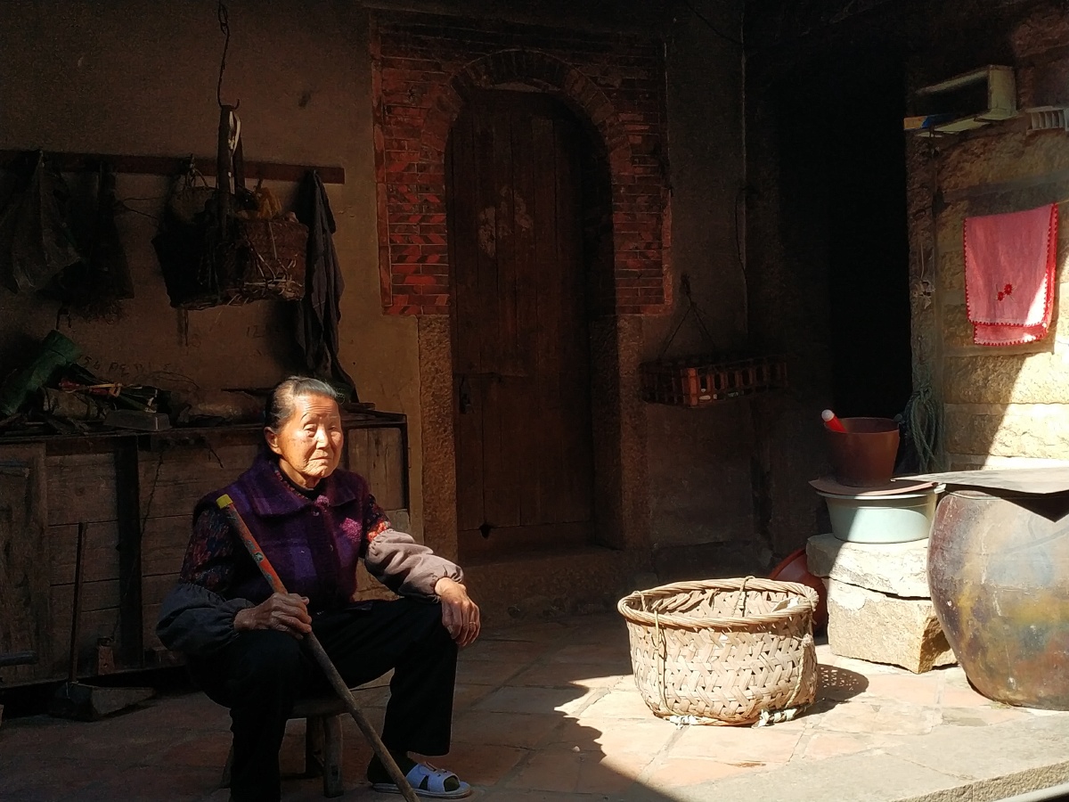 厦门翔安内厝镇赵岗村晒太阳的90岁老太太.