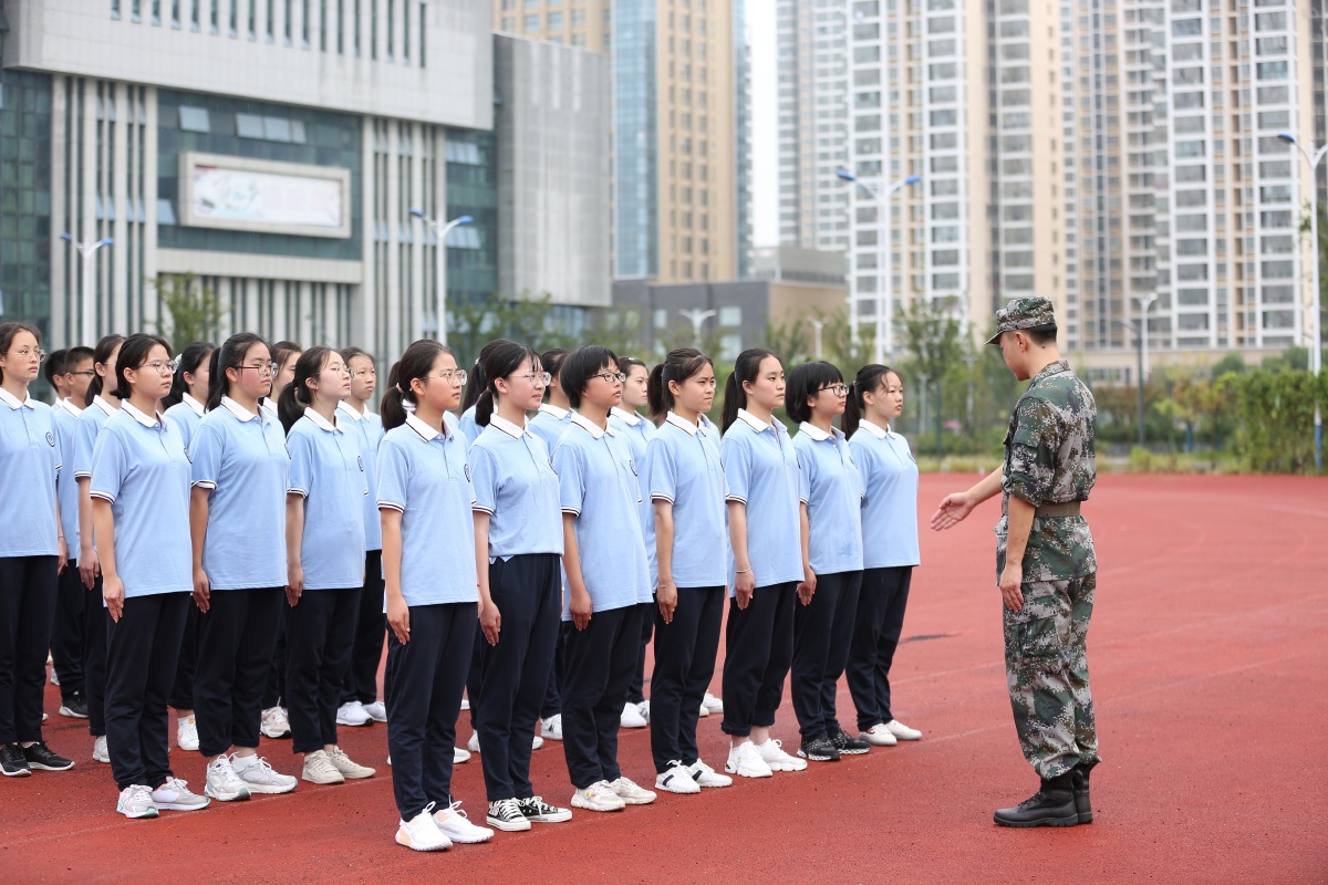 2020年8月21日,高一新生在江苏省洪泽中学参加为期7天的军事夏令营