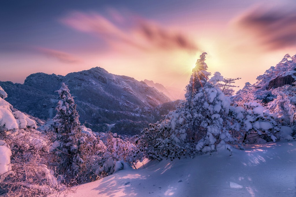 黄山,今年的开始。<br />
正好赶上50年一遇的大雪,在零下20多度守候日出,遗憾没有云海,不过无意中拍到的这个角度,自己还是比较满意的。