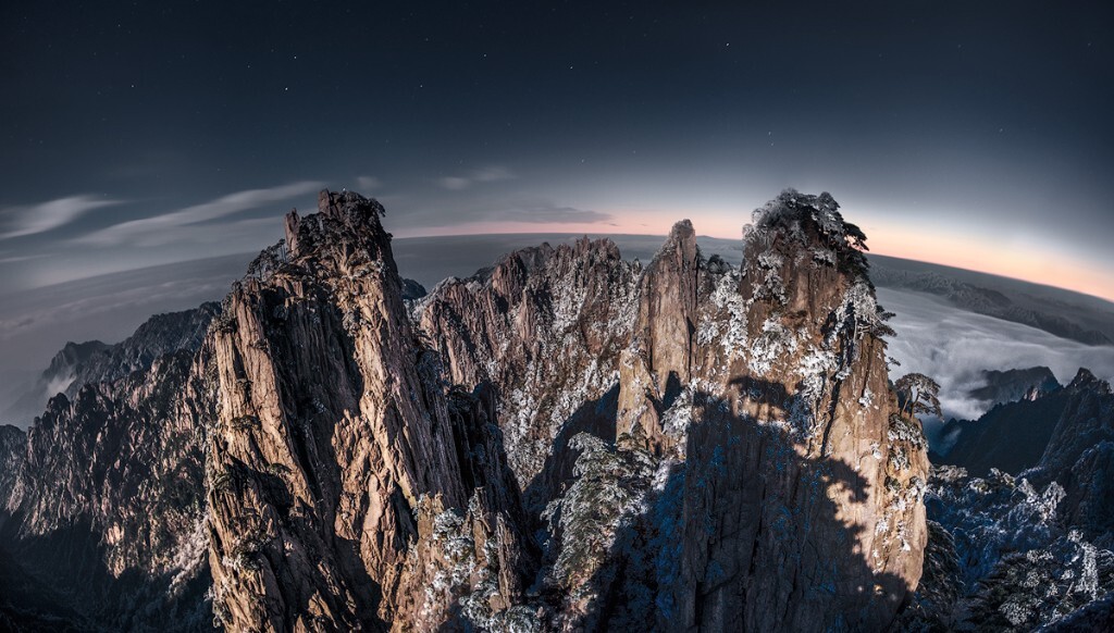 黄山<br />
<br />
今年的拍摄貌似挺圆满,始也黄山,终也黄山。<br />
黄山虽然没有拍到震撼的云海,霞光,不过也算比较圆满了。另外,前几天发的魔界与梦界的黄山,其实个人更喜欢。这张没单发,只是这张看起来更像黄山了。