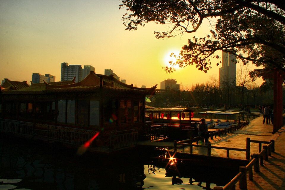 南京玄武湖<br />
求批评求侮辱