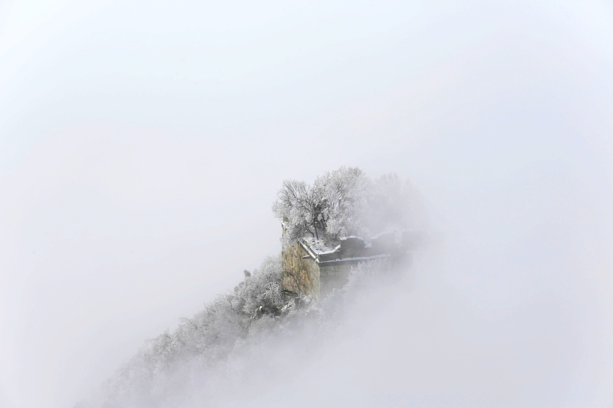 虚无缥缈之中的长城敌楼.