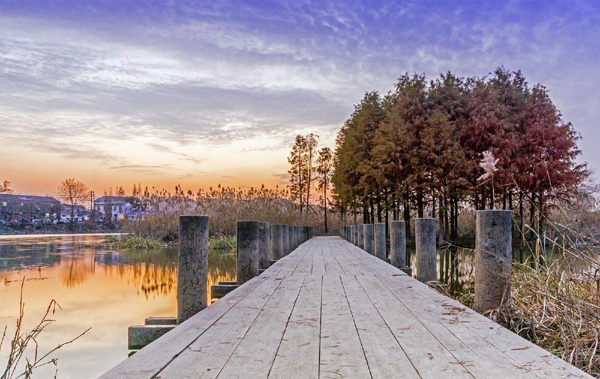 夕阳下的亲水木栈道