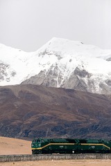 雪山下的列车