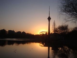 夕阳。电视塔