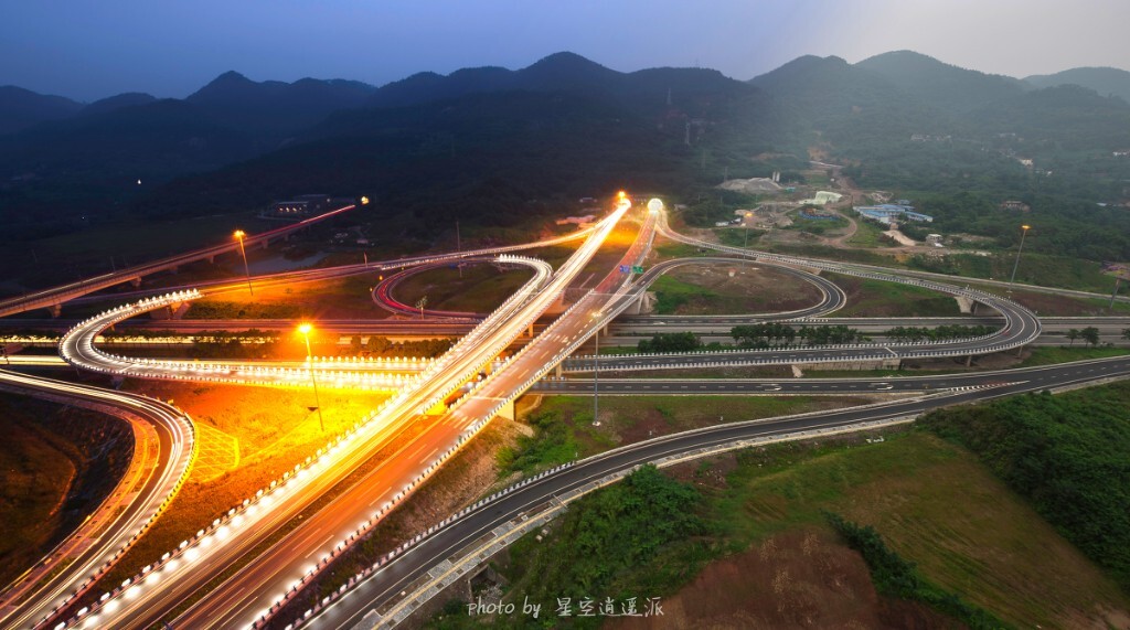 隧道联通了山两边，而什么联通了两个人的心呢