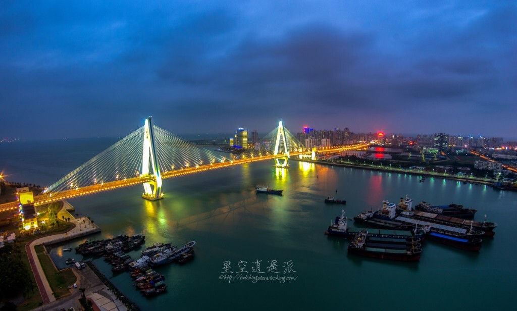 很庆幸今天把车子租了来，疯狂骑到海口世纪大桥附近，带着车子一起去了天台。没有绚丽日落，只有阴天阴沉的蓝色和大桥的灯光