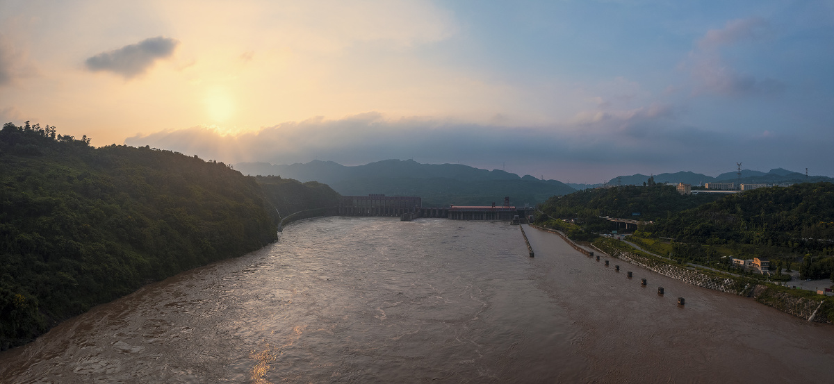 夕阳下的草街电站