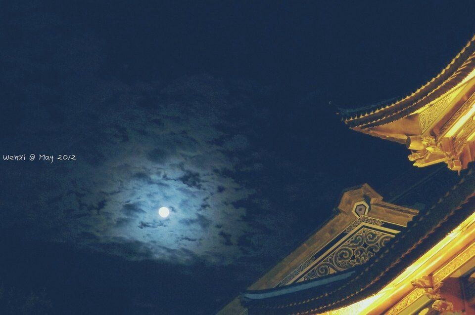 夜云1<br />
这个会比较特别。那是停留在大理的最后一晚，在洋人街逛街的时候，抬头看见清澈的夜空，突然第一次有了云是月亮的面纱的感觉。流动的云彩们好似一帘幕，开合之间，月色隐约…………<br />
